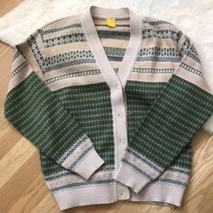 Green cottagecore sweater. No branding. Fits a small ad oversized cardigan.
